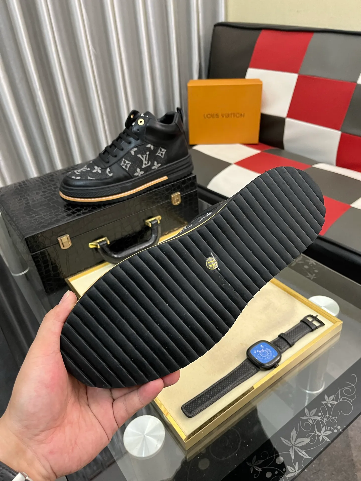 Ex-factory price: 420⌚️⌚️《Louis vuitton/LV Louis Vuitton》original quality.~ Unique modern style sneakers. 🏃A must-have casual shoe for trendy men😍😍 Original brand imported from Italy, imported original leather, cowhide lining (refuses to discolor and grind feet) sole: original sole provided by the original factory, French lazy style design ⚠️Fit to the feet, original quality, super comfortable original sole. Code number: 38-442️⃣Colors available